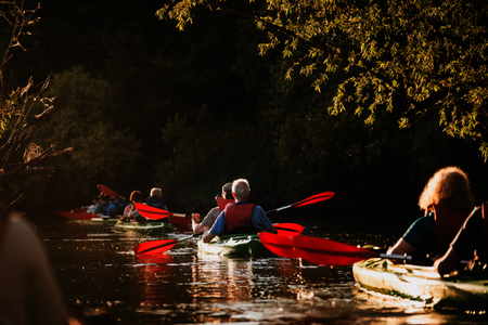 Kanovaarders in het avondlicht