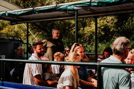 Gezin op de rondvaarboot