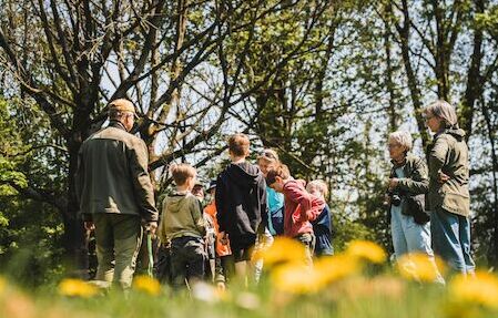 Bezoekers luisteren naar een Biesboschgids in de natuur