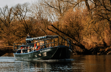 Fluisterboot de Sterling op het water