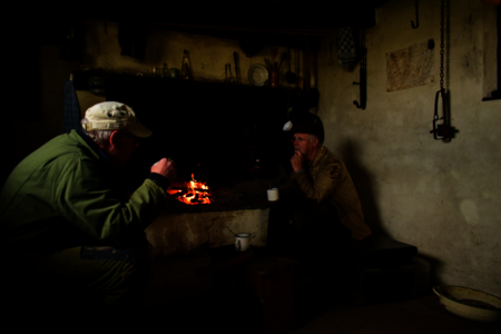 Griendwerkers in een keet in de Biesbosch