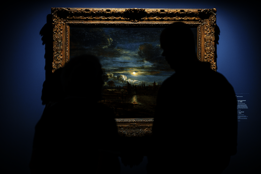 Bezoekers kijken in het museum naar een schilderij over de nacht