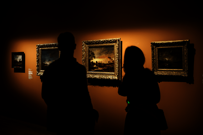Bezoekers in het museum kijken naar schilderijen over de nacht