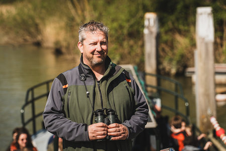 Boswachter Harm Blom op de boot