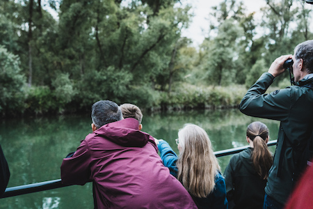 Mensen speuren het water af vanaf de boot