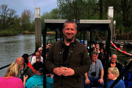 Boswachter Harm op een rondvaartboot