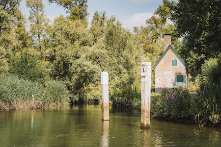 De historische griendkeet gezien vanaf het water