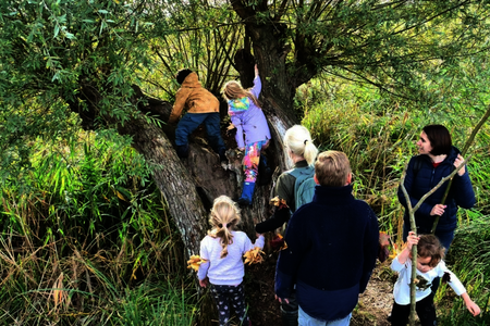 Kinderen spelen in de natuur
