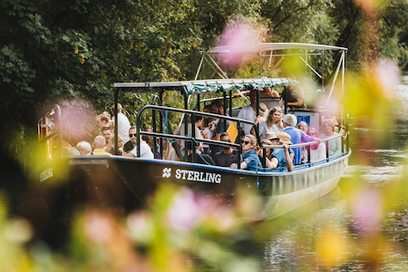 Een beeld van fluisterboot de Sterling in de Biesbosch