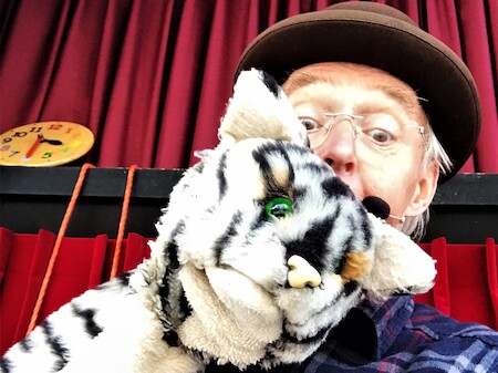 Poppenspeler Jacobus Wieleman met 1 van zijn poppen