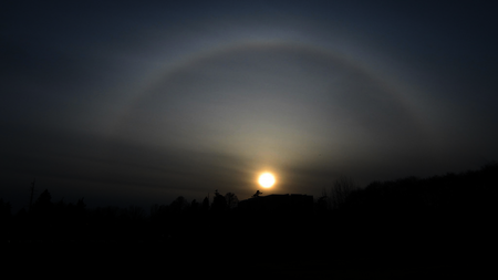 Lucht met een halo om de zon