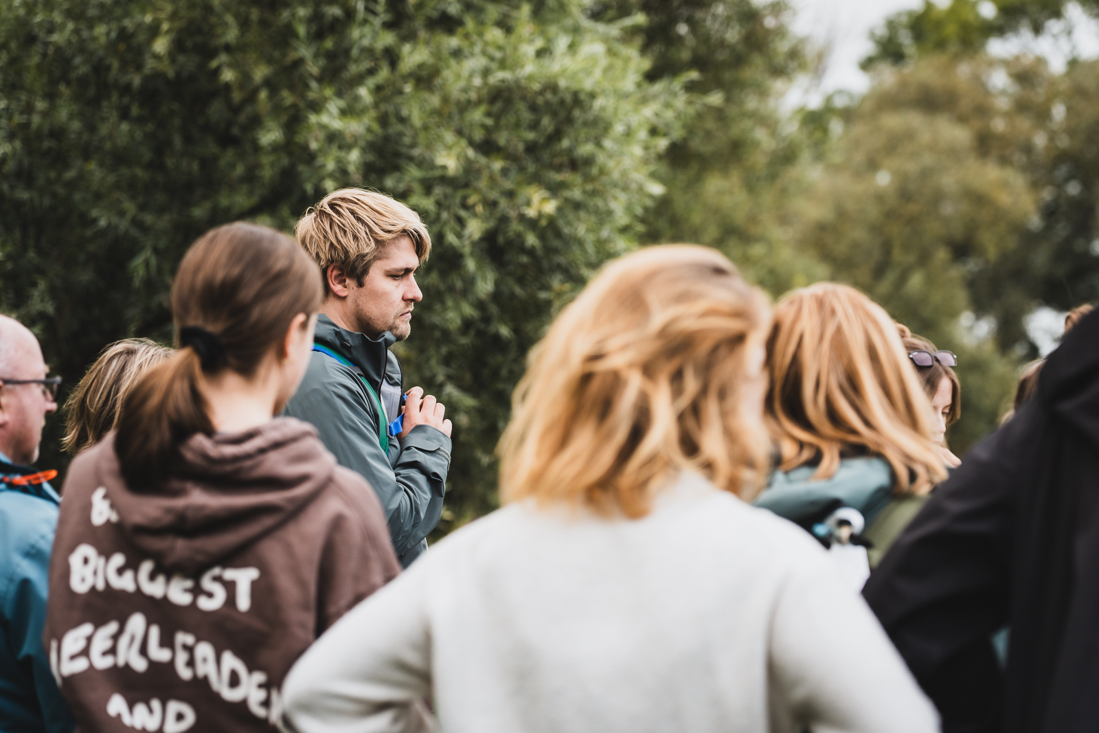 Een groep mensen in de natuur