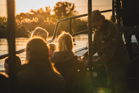 Bezoekers op de rondvaartboot in de schemering