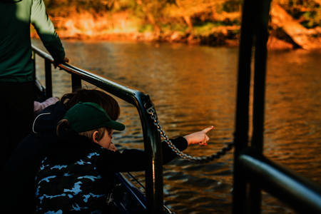 Een jongen wijst op de boot naar het water