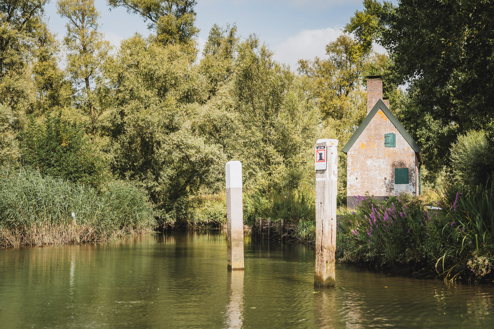 De historische griendkeet gezien vanaf de boot