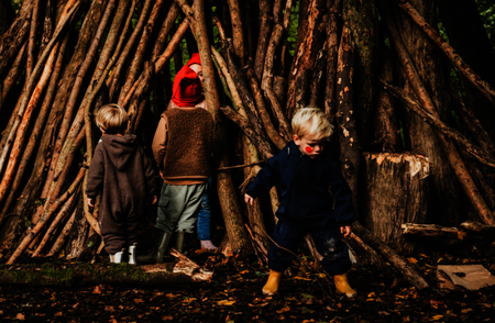 Kinderen spelen tussen de bomen van de Biesbosch