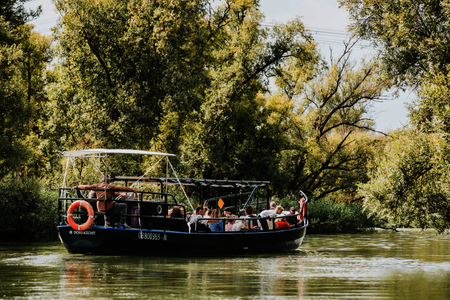 Rondvaartboot de Sterling onderweg door de Biesbosch