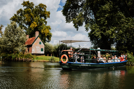 Rondvaartboot de Sterling legt aan bij de Stenen Keet