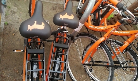 De oranje deelfietsen van Donkey Republic