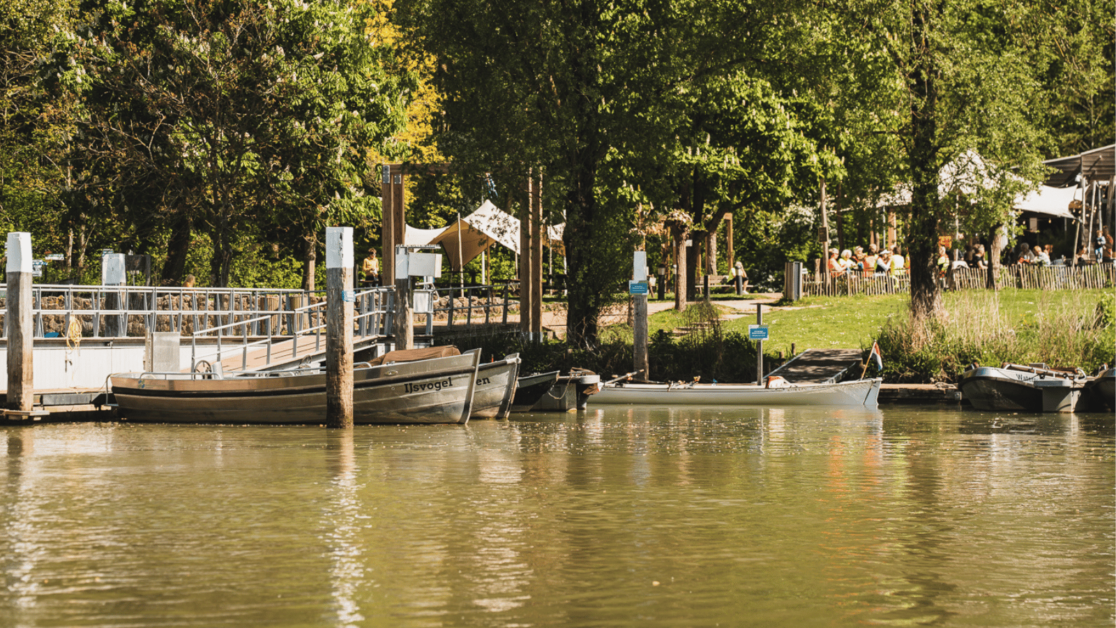 Het Biesboschcentrum gezien vanaf het water