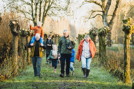 Een groep mensen wandelt door de winterse Biesbosch