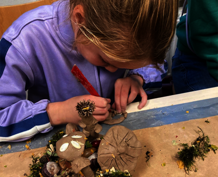 Meisje aan het knutselen