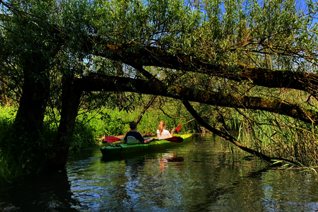 2 mensen varen in een kano