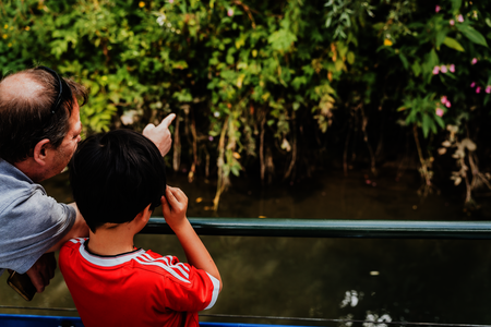 Een man en een kind op de boot