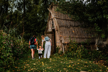 Bezoekers bij een griendkeetje